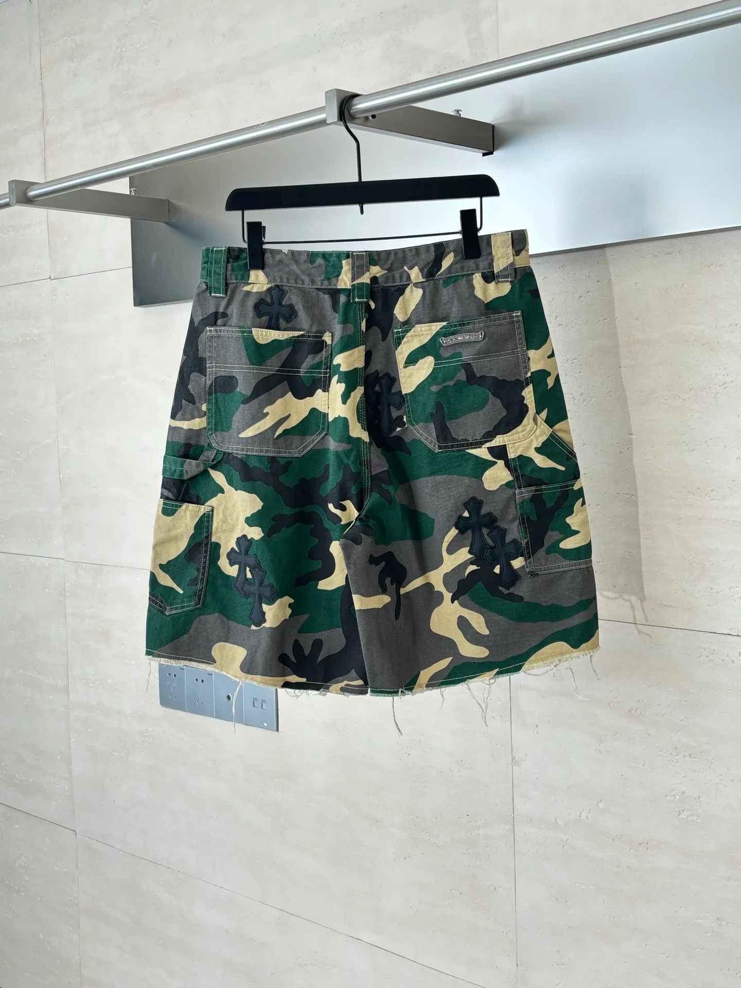 P500 Chrome Heart*/Chrome Heart CH leather camouflage shorts were purchased and developed from a Los Angeles agent for US$2,980. This style is made of custom-made military canvas fabric, restored 1:1 according to the original model, and printed with camouflage patterns. The customization period for the hem sex pattern stamp is 20 days, the minimum order is 1800 pieces, and the color plate is matched. The hardware buckles are all made of electroplated 925 silver material, the weight is perfectly restored, and they are aged and oxidized to black.  Size：S/M/L/XL